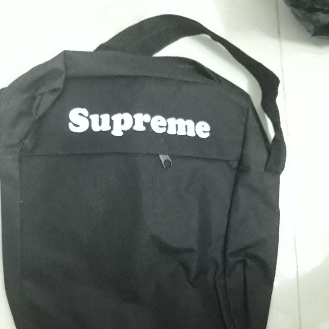 Mình bán túi xách giá sỉ 45k 1 cái. 5 cái gồm supreme đen và đỏ, lucky girl dễ thương 2 cái đen và trắng. Ba lô mèo 1.