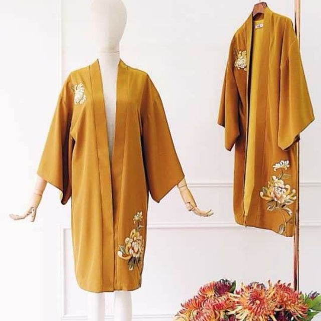 Áo kimono thêu hoa cúc của Hà Cúc