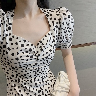 Đầm chấm bi cổ vuông xẻ tà cực quyến rũ