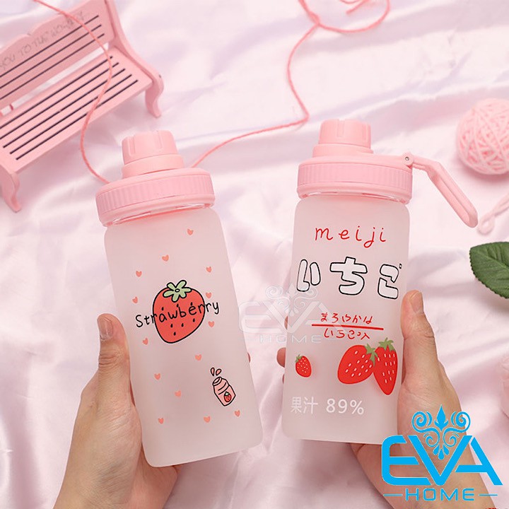 Bình Đựng Nước Thuỷ Tinh Mờ Nắp Bật Có Quai Cầm Dâu Tây Strawberry 500 Ml Tặng Kèm Ống Hút Tiện Lợi M2510