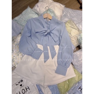 Set áo sơ mi xanh cột nơ tay dài với quần trắng