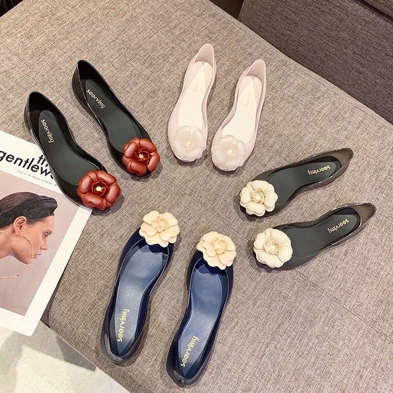 Giày búp bê nhựa dẻo thơm trong đính hoa trà hở mũi soervimy