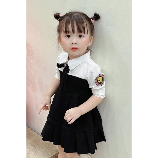 Váy đen phối trắng cổ tag đá bé gái