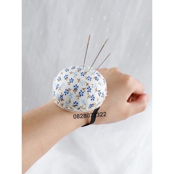 Gối Ghim Kim Đeo Tay Mẫu Ngẫu Nhiên.