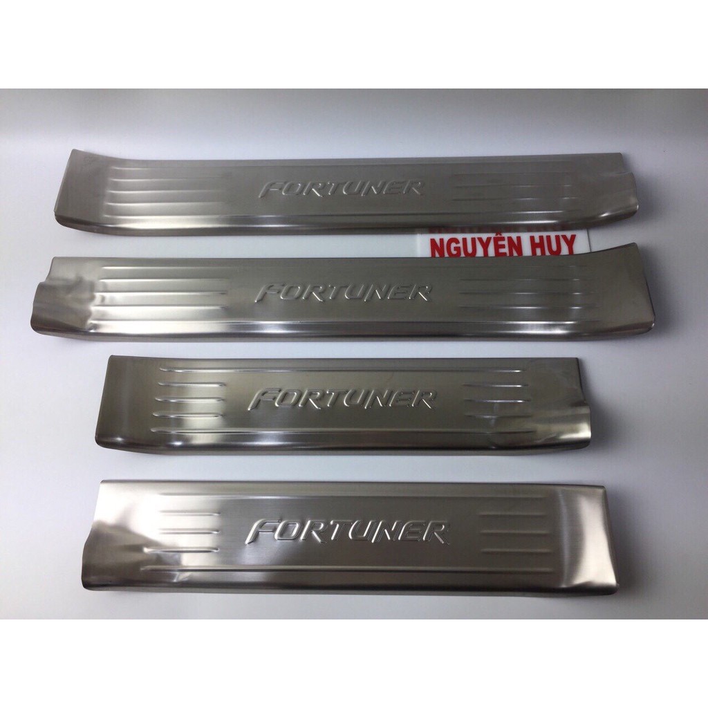 NẸP BƯỚC CHÂN TRONG NGOÀI INOX-TOYOTA FORTUNER 2017-2020