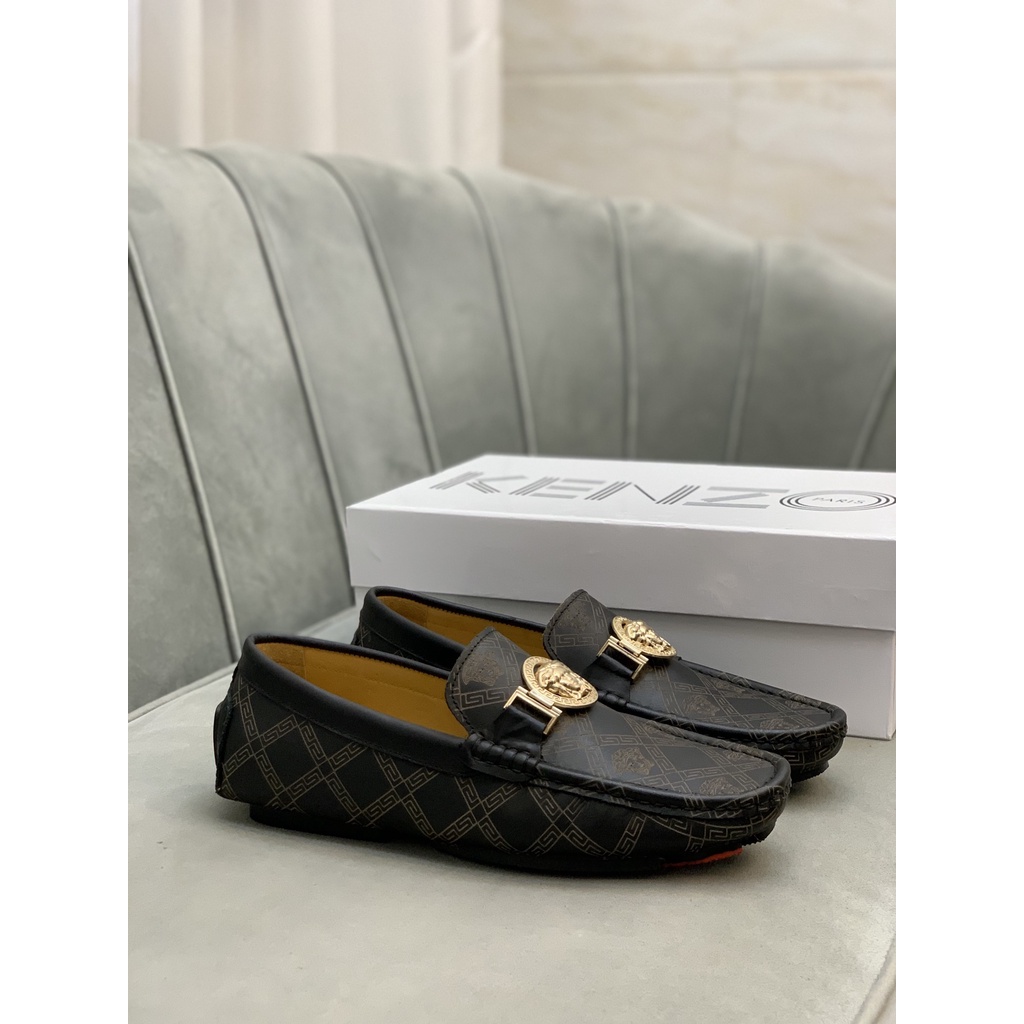 Giày lười nam da thật VERSACE thiết kế mang phong cách cổ điển, thanh lịch với họa tiết được in trên mặt da bắt mắt