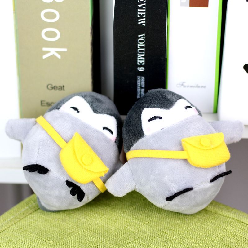 Móc khóa thú bông chim cánh cụt mang túi