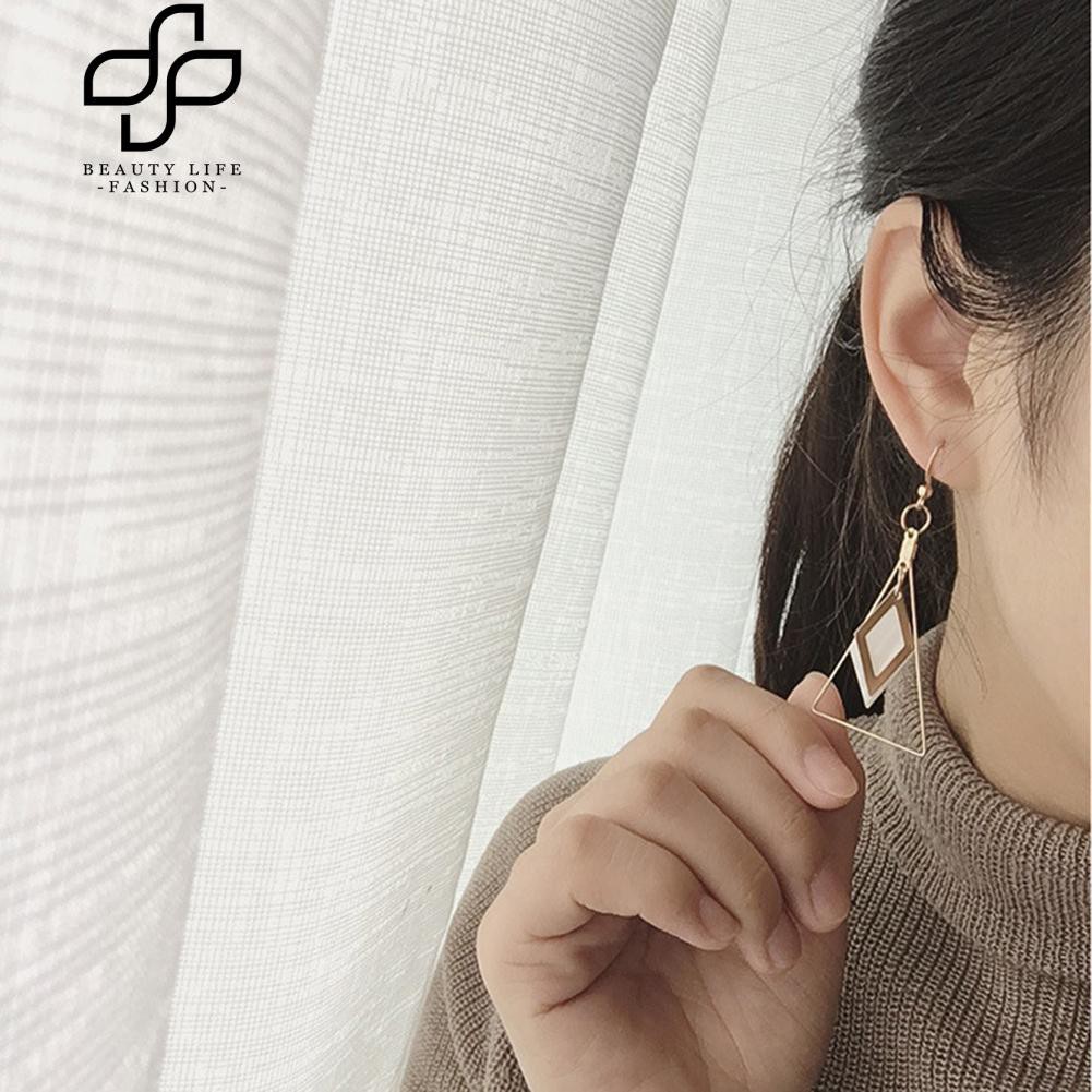 Khuyên tai tam giác bản to cho nữ