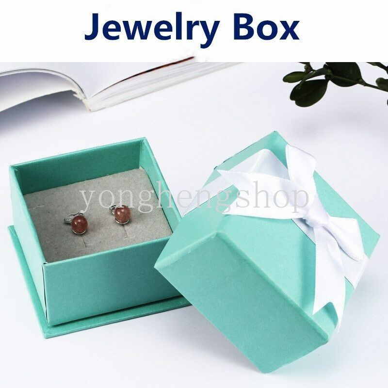Hộp quà hình vuông màu xanh dương phối dây ruy băng phong cách Châu Âu