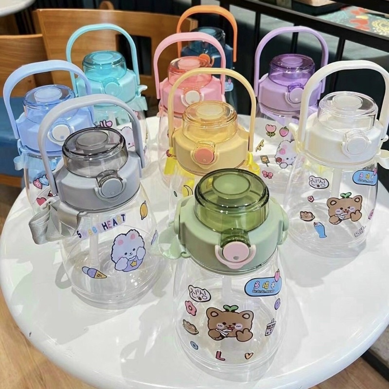 Bình Đựng Nước Uống Cho Bé Có Ống Hút Bằng Nhựa 1,1 Lít Kèm Dây Và Có Quai Sách