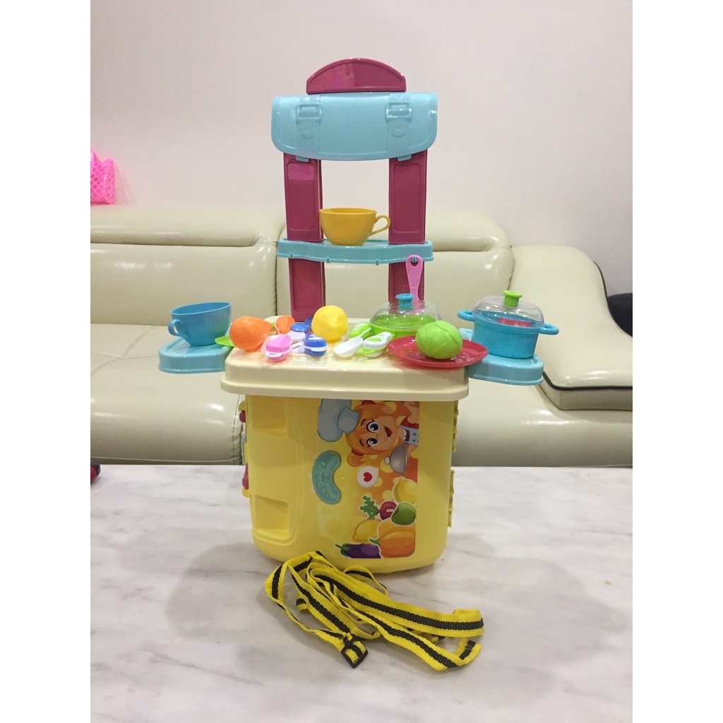 Đồ chơi nhà bếp dạng cặp balo có thể lắp thành một quầy bếp thu nhỏ cao 57 cm cho các đầu bếp tí hon
