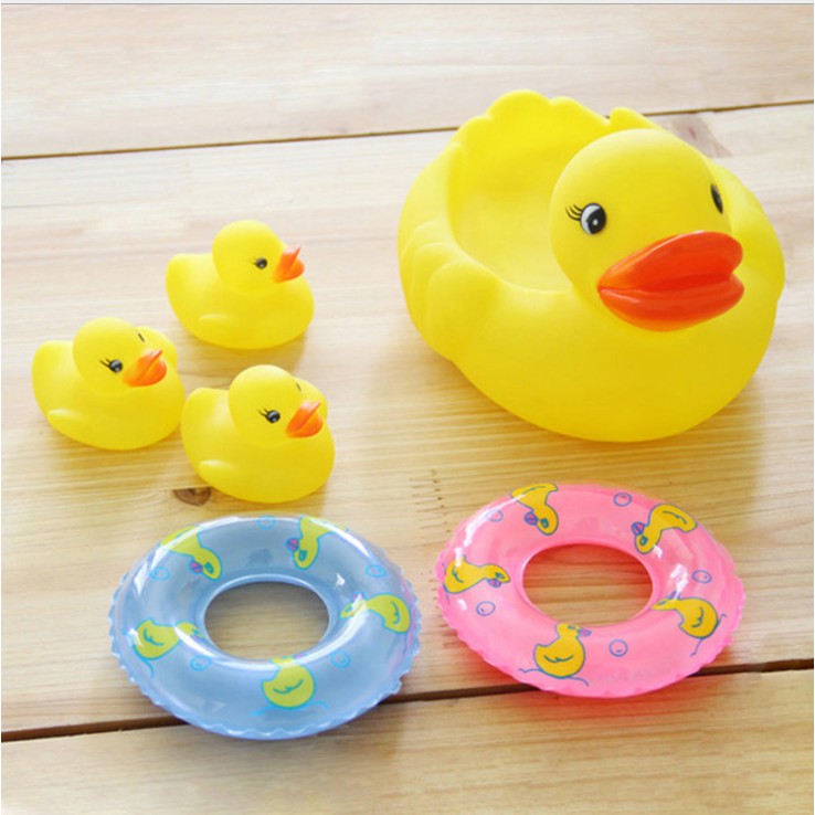 Đồ chơi Đàn vịt vàng kêu chip chip cho bé chơi khi tắm gồm 1 vịt mẹ và 3 chú vịt con
