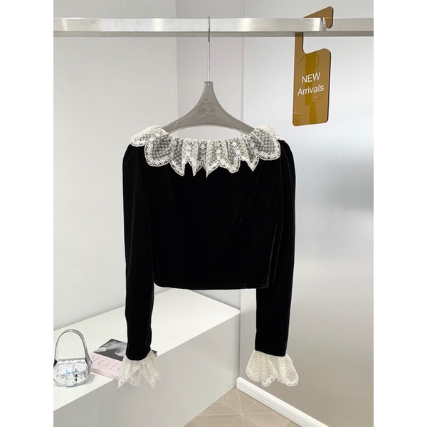 Áo len nữ dáng croptop cổ vuông viền bèo ren thương hiệu thời trang cao cấp Alesandra