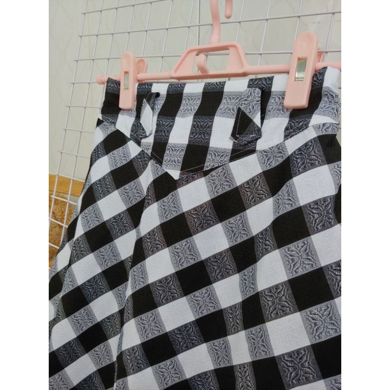 Chân váy caro trắng đen dáng chữ A