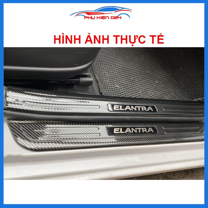 Bộ nẹp bước chân trong ngoài vân Cacbon xe Elantra 2016-2017-2018-2019-2020 chống trầy làm đẹp ô tô