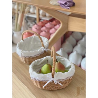 Giỏ mây picnic có lót vải trắng, giỏ trang trí