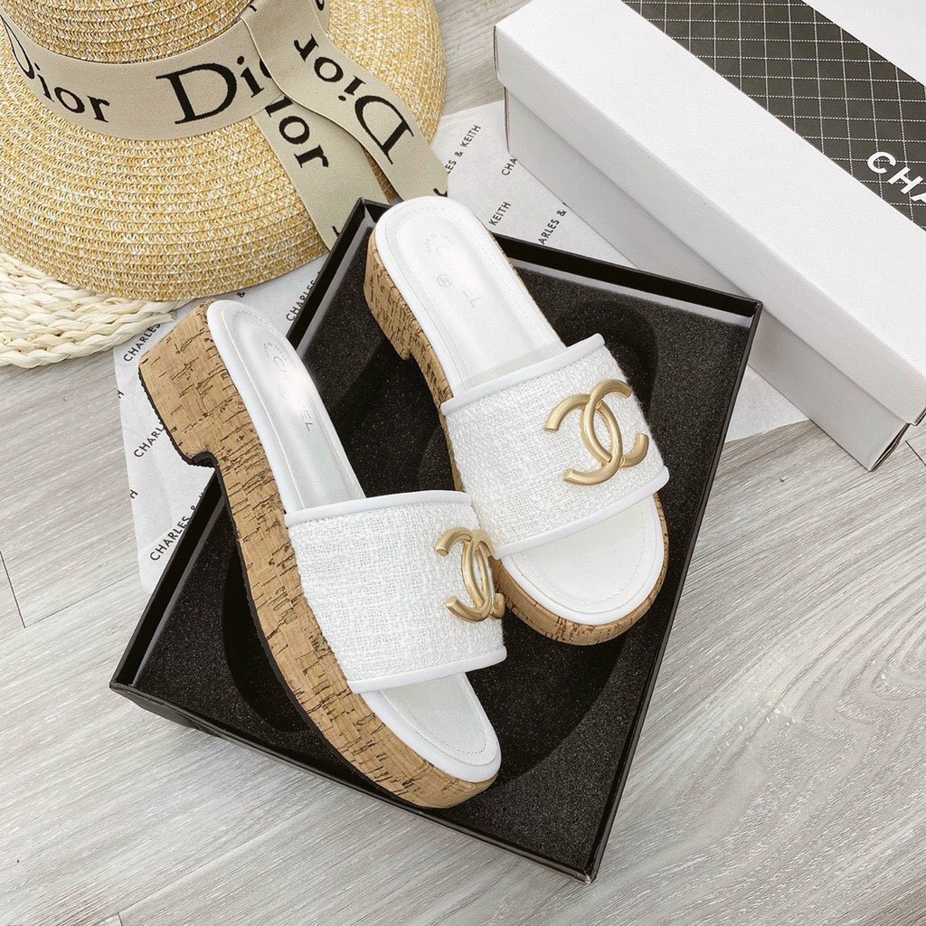 Dép nữ, dép đế cao nữ viền nâu cực sang. Chất liệu tổng hợp mềm, đi êm chân. Kiểu dáng trẻ trung, hottrend