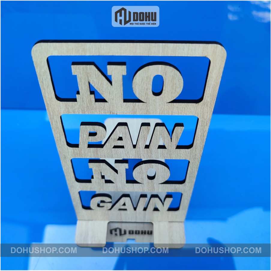 [No Pain No Gain] Giá đỡ điện thoại bằng gỗ kết hợp tranh slogan để bàn - Độc Lạ