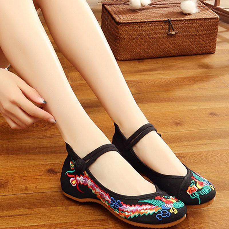Giày thêu họa tiết hoa phong cách Trung Quốc