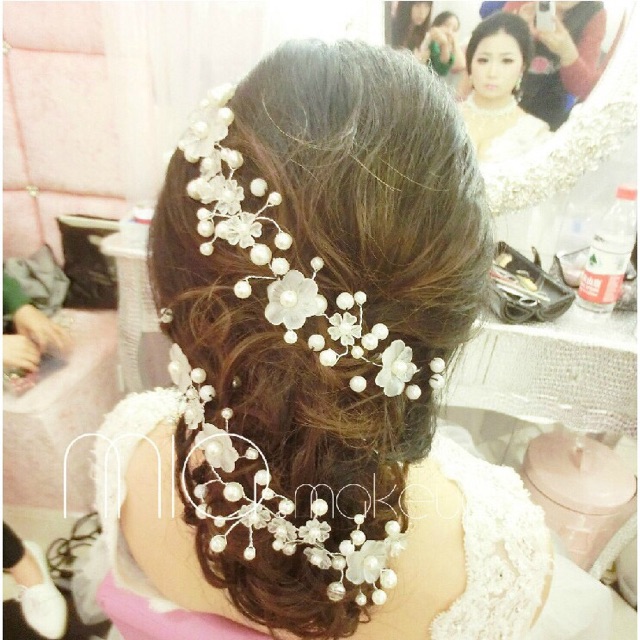 Cài hoa cô dâu tạo kiểu bới tóc