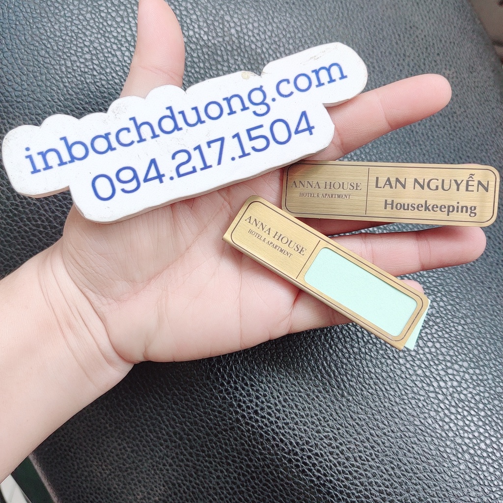 Bảng tên nhân viên inox vàng khắc laser lồng tên- In Bạch Dương