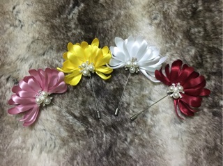 Trâm cài áo hoa cúc đỏ