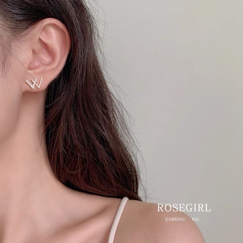 Hoa tai chữ W thời trang nhẹ nhàng