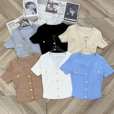 Áo len cổ v vạt bầu tôn dáng cộc tay màu