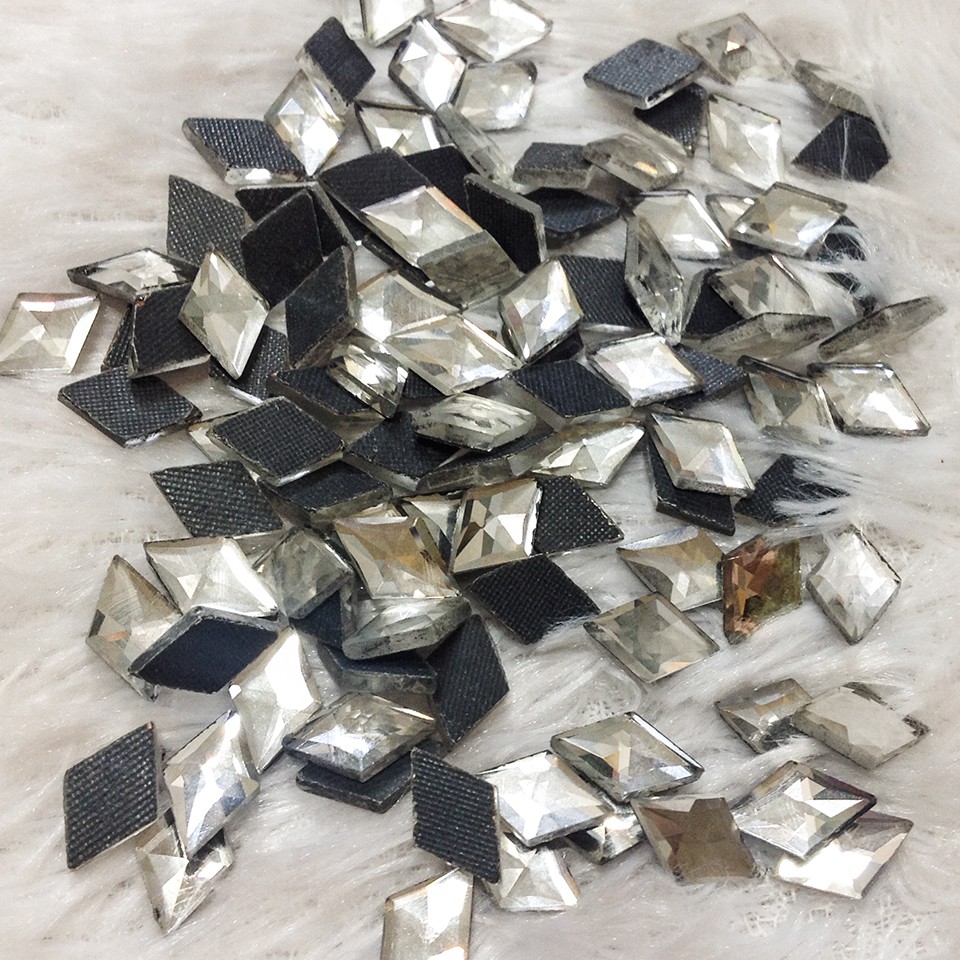 Hạt đá xoàn ủi áo hong kong hình thoi trang trí quần áo cá tính size 1.2cm