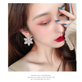 bông tai dự tiệc sát tai