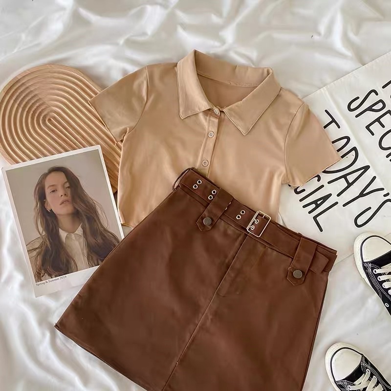 Chân váy kaki jean nâu kèm belt + áo thun polo croptop