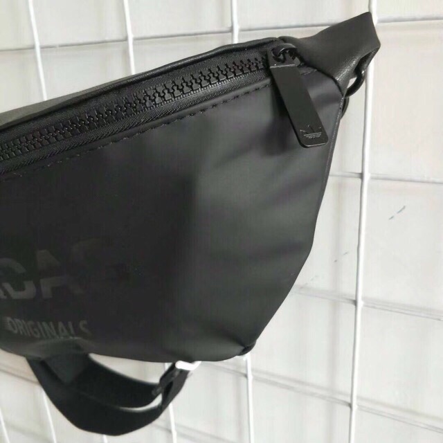 Túi bao tử Adidas chất liệu da - Tặng mặt nạ đắp mặt | BigBuy360 - bigbuy360.vn