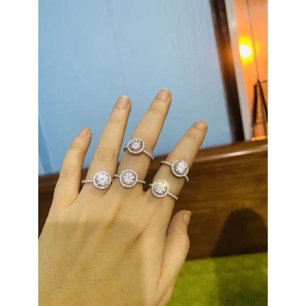 Nhẫn bạc phủ vàng trắng viền hàng đá nhỏ ôm 1 viên 6-7ly ngoài sáng đẹp hơn hình