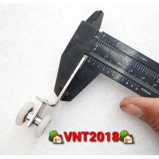 Con lăn trên cửa lùa inox tiện dụng