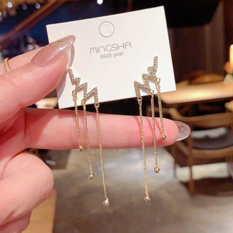 Đôi bông tai dáng dài đính đá phối tua rua phong cách Hàn Quốc cổ điển cho nữ