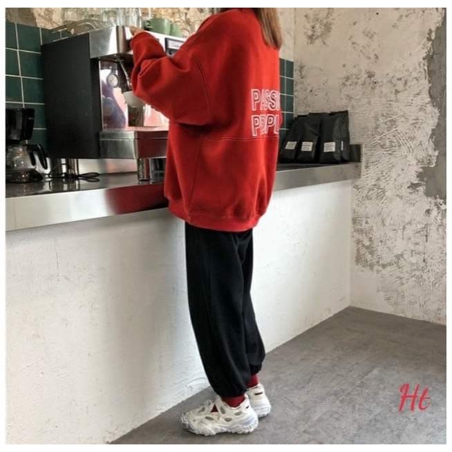 Bộ sweater đỏ dáng rộng gồm áo đỏ và quần đen dáng bomber