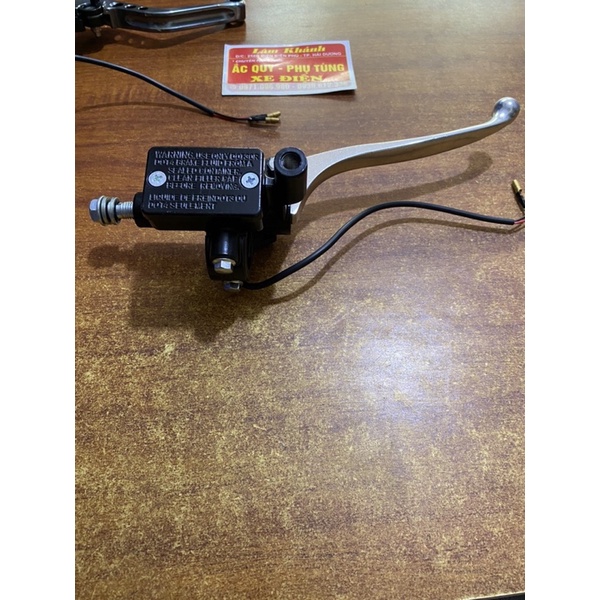 BỘ CỦ DẦU - TAY PHANH TRÊN XE ĐIỆN VESPA - có lỗ bắt gương