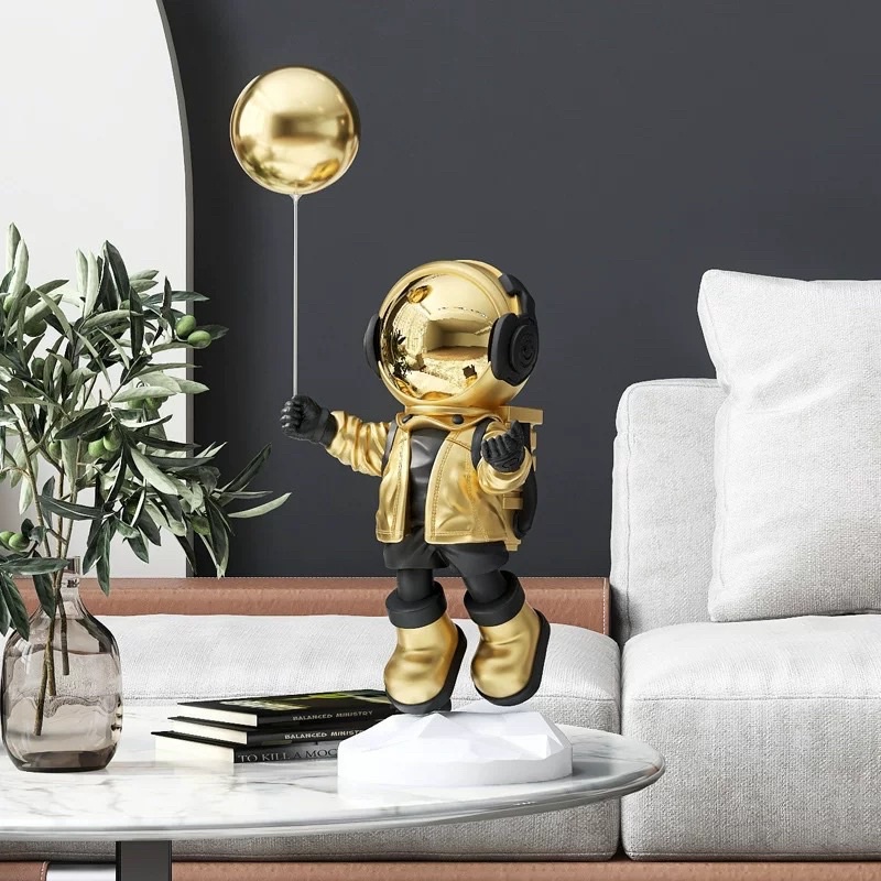 Tượng phi hành gia cao cấp cầm bóng bay decor trang trí nội thất.