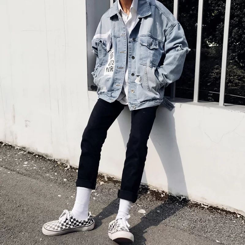 Áo khoác jean nam màu xanh có 2 túi nắp hộp trước ngực, phối rách cài cúc chất denim dáng suông thời trang thu đông