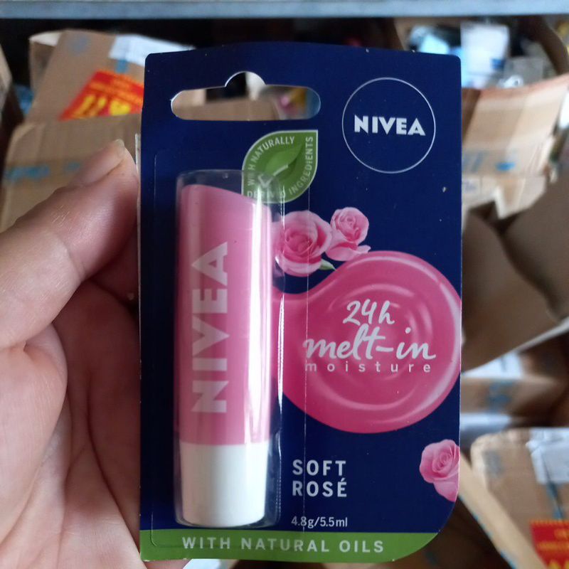 Son dưỡng môi NIVEA sắc đỏ hương dâu Strawberry Shine (4.8g) - 85083