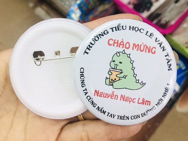 1-20 Huy hiệu in tên theo yêu cầu 5,8cm , bảng tên làm theo yêu cầu