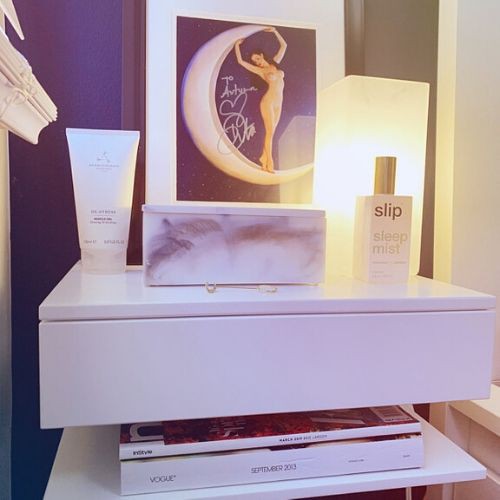 Kệ/Tab trang trí đầu giường treo tường nhỏ gọn, tiện lợi để sách & laptop Tab-2588 | BigBuy360 - bigbuy360.vn