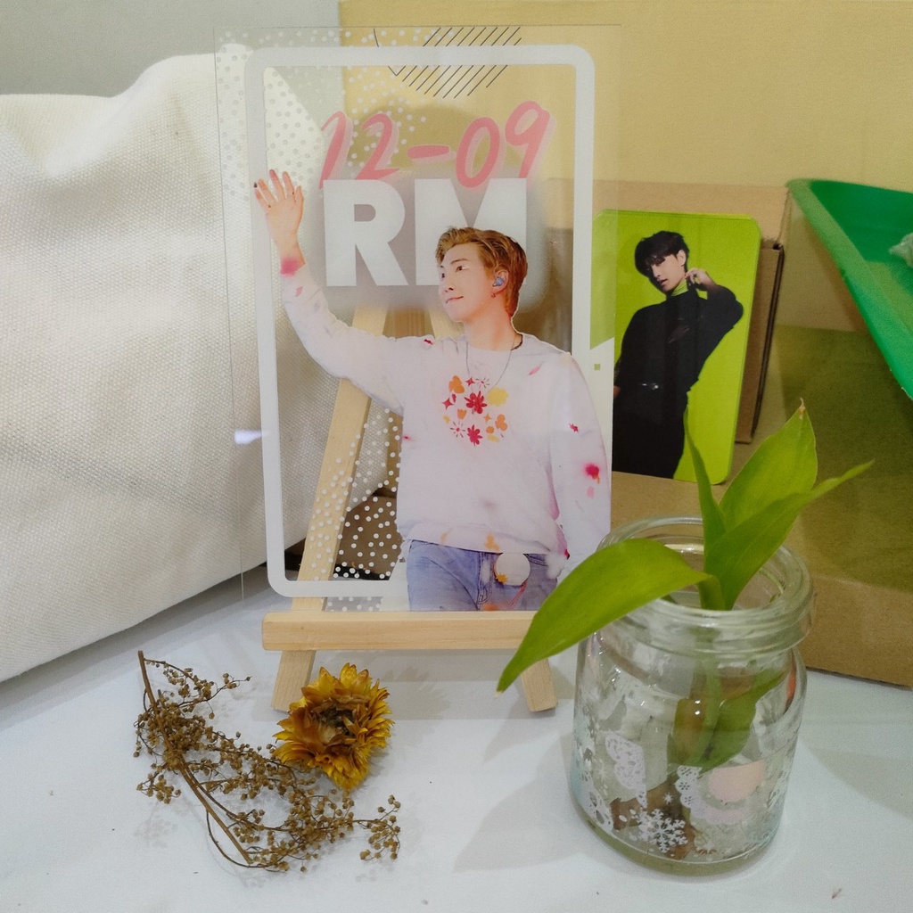 Khung Frame mica BTS T5- 7 mẫu theo 7 thành viên kèm giá gỗ