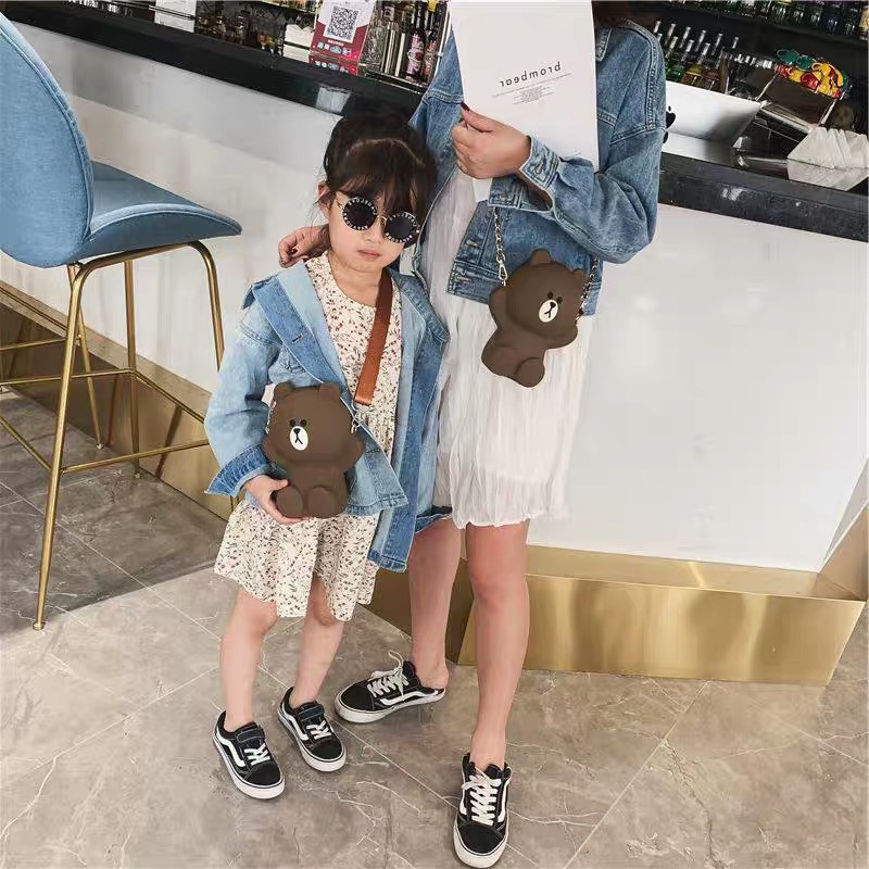 Túi gấu silicon Brown đeo chéo loại to 2 Dây- Mẫu mới 2021 -Hồng Anh Case | BigBuy360 - bigbuy360.vn