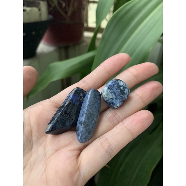 Viên đá mài bóng Dumortierite Quartz Tumbled màu xanh lam đậm sưu tầm trang trí