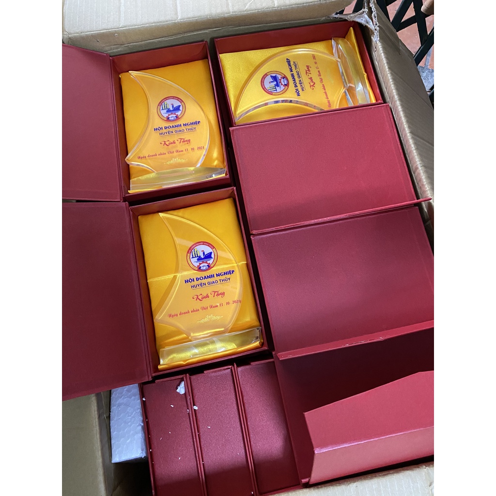 Combo 5 kỷ niệm chương pha lê buồm cong