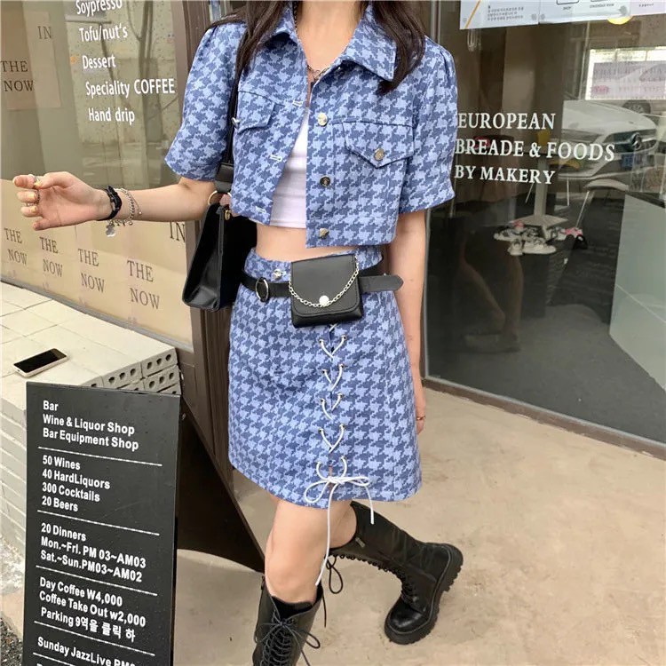 Set áo croptop khuy cài và chân váy chữ A dây rút hoạ tiết màu xanh SẴN