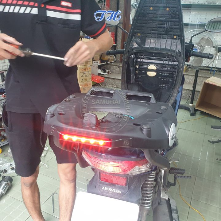 Đèn led cảnh báo gắn sau đế thùng givi SLM5MNS chính hãng đảm bảo an toàn - M5M