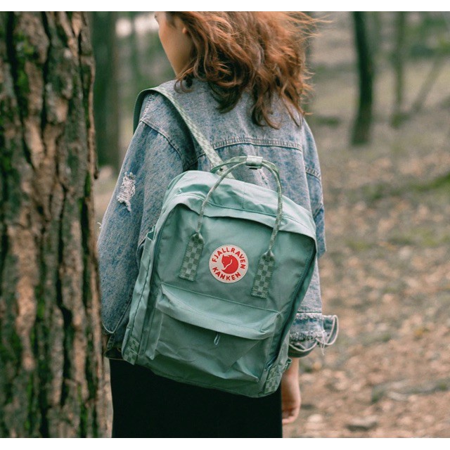 Balo Kanken Classic Fjallraven - Frost green/chess pattern 16L 27x38x13cm