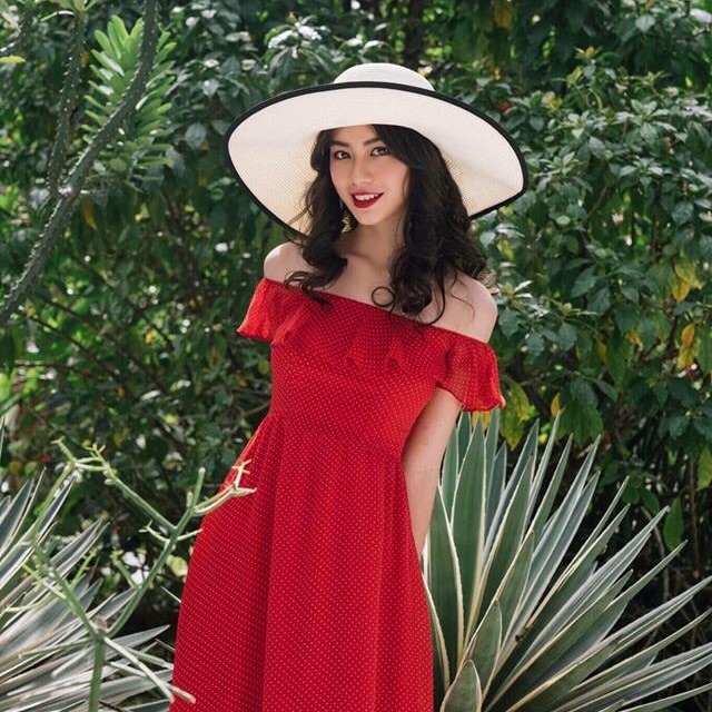 Đầm bi đỏ bệt vai
